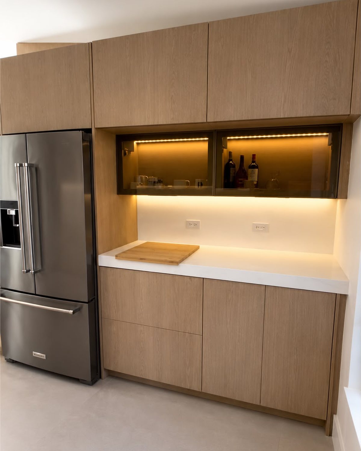 Handleless kitchen with backlit wine niche